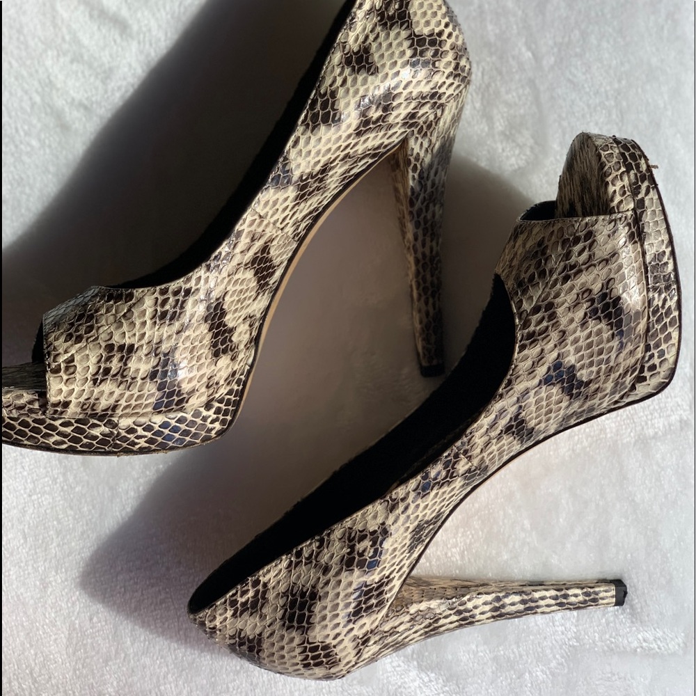 Vera Wang peep toe pumps - AnimalPrint / Size 9